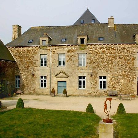 Gite Le Logis - Manoir Le Plessix Madeuc Corseul Esterno foto