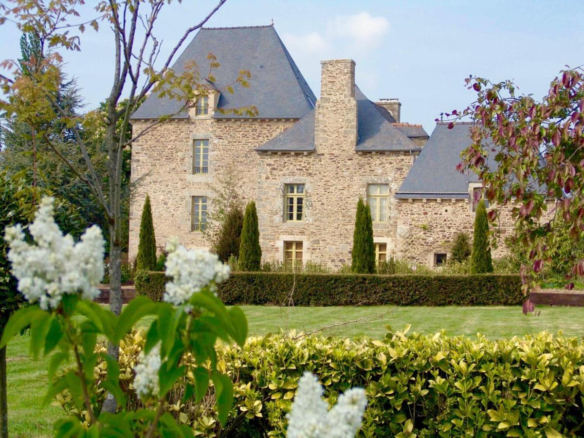 Gite Le Logis - Manoir Le Plessix Madeuc Corseul Esterno foto